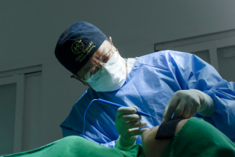 Dr. Milton Seigi Hayashi explica as inovações que aumentaram a segurança e a previsibilidade nos resultados da otoplastia.