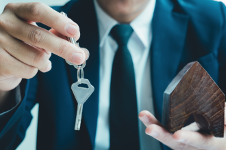 Alex Nabuco dos Santos analisa como variações do dólar influenciam investimentos imobiliários no exterior.