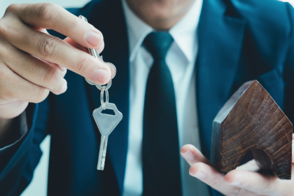 Alex Nabuco dos Santos analisa como variações do dólar influenciam investimentos imobiliários no exterior.