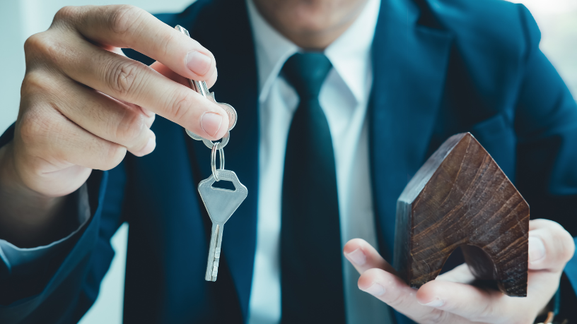 Alex Nabuco dos Santos analisa como variações do dólar influenciam investimentos imobiliários no exterior.
