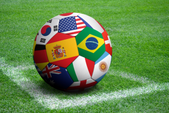 Marcio André Savi revisita a trajetória do futebol mundial, destacando clubes, campeonatos e ídolos que marcaram gerações.