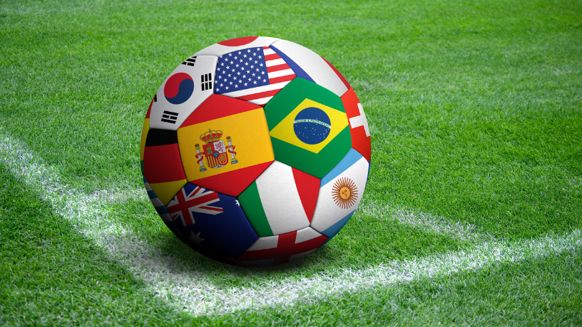 Marcio André Savi revisita a trajetória do futebol mundial, destacando clubes, campeonatos e ídolos que marcaram gerações.