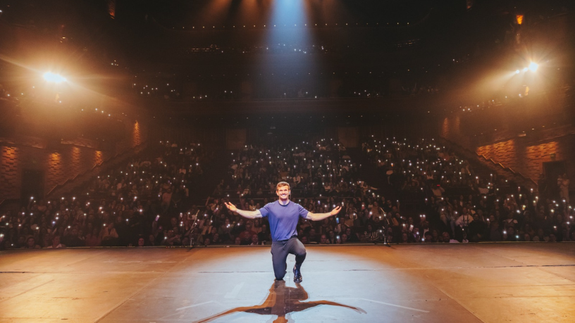 Teatro lotado e coração cheio: a Non Stop celebra o sucesso da temporada de Padre Patrick em São Paulo. (Crédito: Rafael Strabelli)