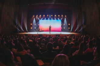 Emoção e fé em cena: Padre Patrick encerra “Bença, Padre” em grande estilo com a produção da Non Stop. (Crédito: Rafael Strabelli)