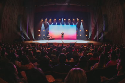 Emoção e fé em cena: Padre Patrick encerra “Bença, Padre” em grande estilo com a produção da Non Stop. (Crédito: Rafael Strabelli)