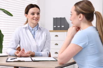 Na comunicação do resultado da mamografia, Vinicius Tadeu Sattin Rodrigues analisa como uma abordagem humanizada pode reduzir de forma significativa o sofrimento emocional das pacientes.