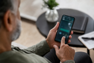 Pessoa usando aplicativo bancário em celular para contestar uma transferência Pix, sem textos ou números legíveis na tela